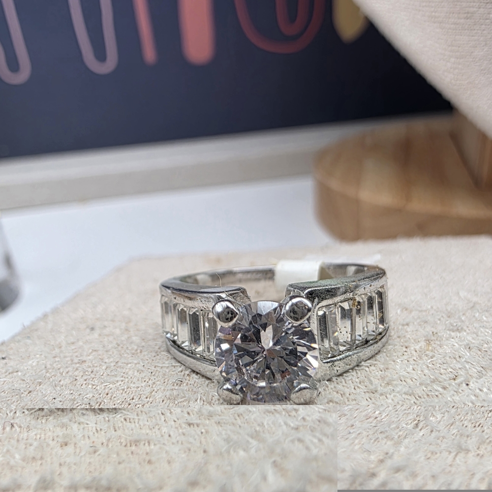 Elegant Silver Ring with Cubic Zirconia (671)